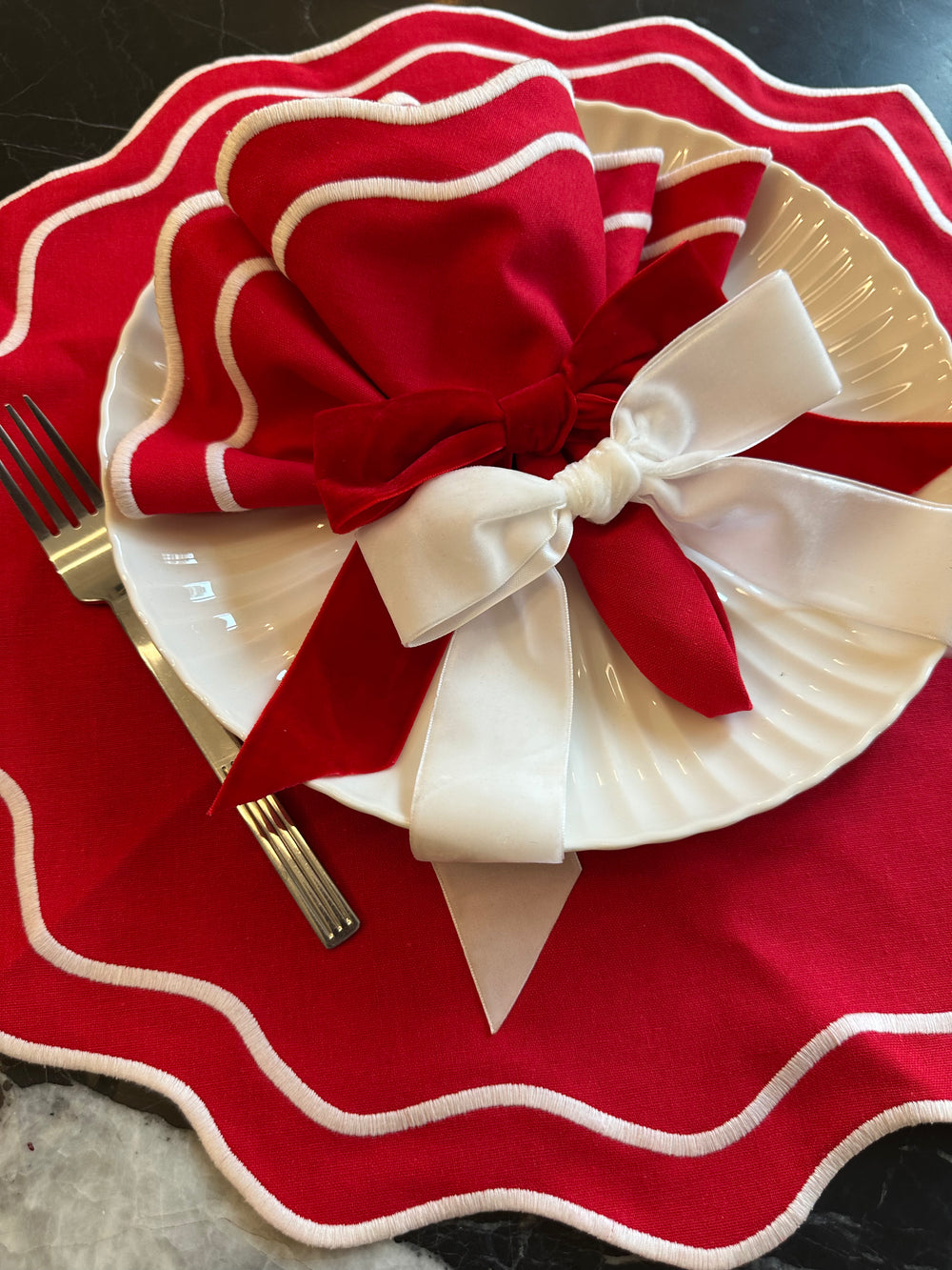 Lot de deux serviettes rouges et deux ronds de serviettes