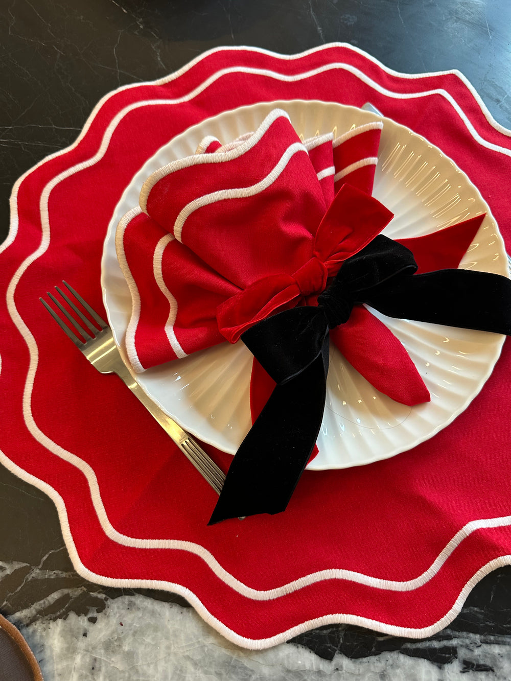 Lot de deux serviettes rouges et deux ronds de serviettes