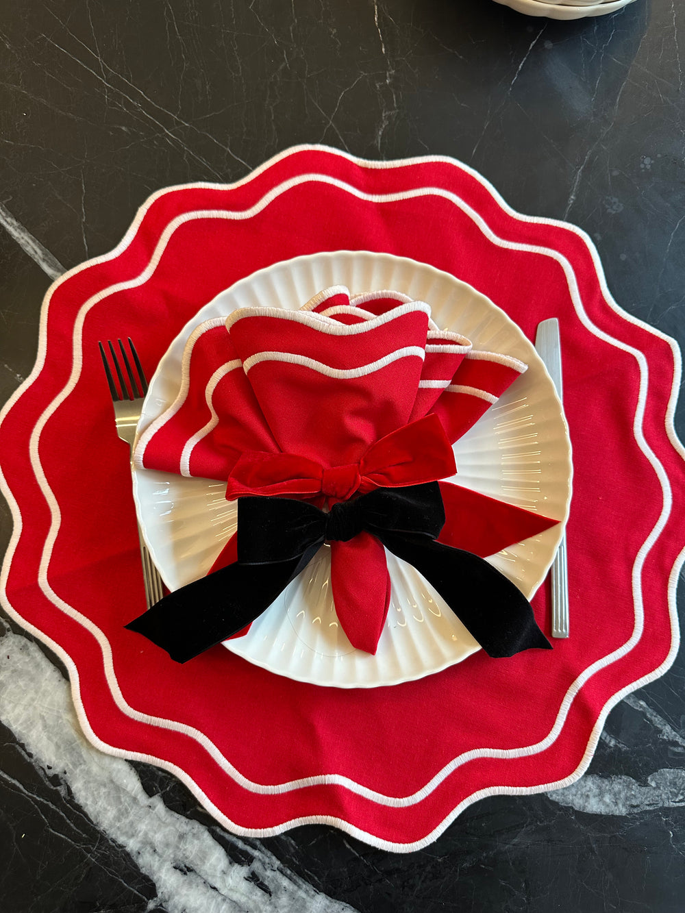 Lot de deux serviettes rouges et deux ronds de serviettes