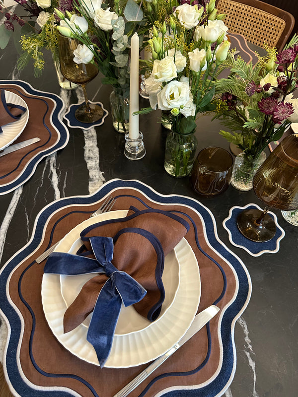 L'ensemble Brownie (set de table, serviette, dessous de verre, un rond de serviette)