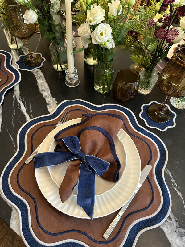 L'ensemble Brownie (set de table, serviette, dessous de verre, un rond de serviette)