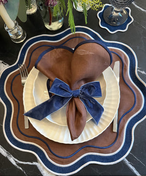 L'ensemble Brownie (set de table, serviette, dessous de verre, un rond de serviette)