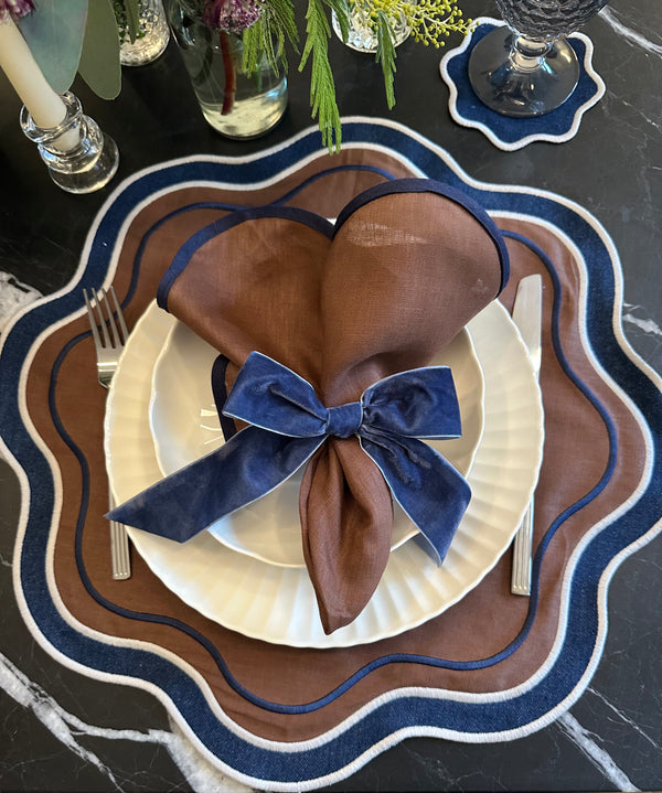 L'ensemble Brownie (set de table, serviette, dessous de verre, un rond de serviette)