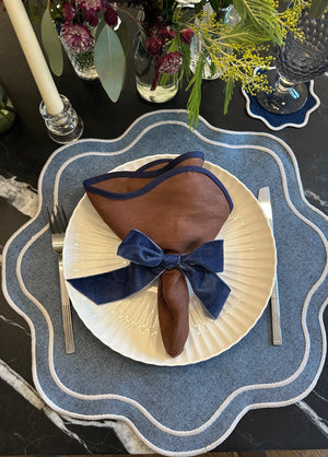 L'ensemble Brownie (set de table, serviette, dessous de verre, un rond de serviette)